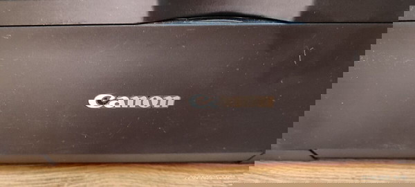 Принтер Canon без тонер Принтера е цветен работещ
