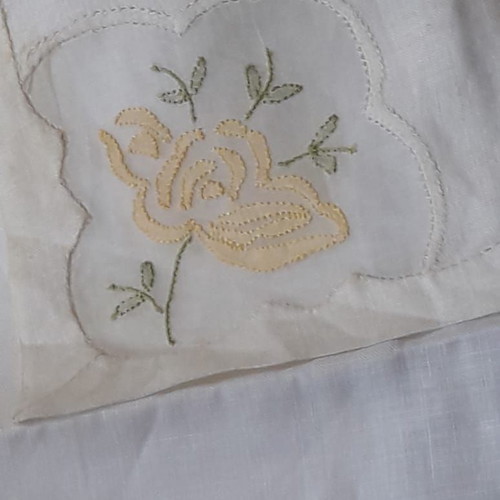 Round organza tablecloth new with Madeira embroidery and 6 napkins