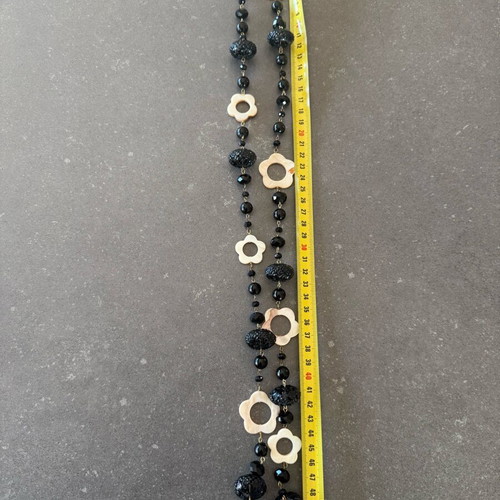 Long necklace like new with black beads and mother of pearl flower decorations