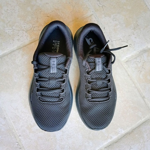 Under Armour UA W Charged Surge 4 women's athletic shoes size 38 black new