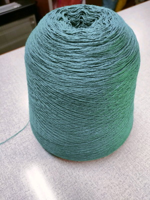 Green medium yarn like new, about 1 kilo