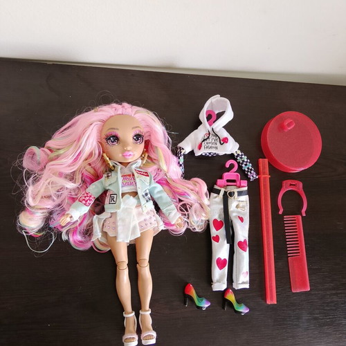 Rainbow High Kia Hart Special Edition fashion doll, complete set