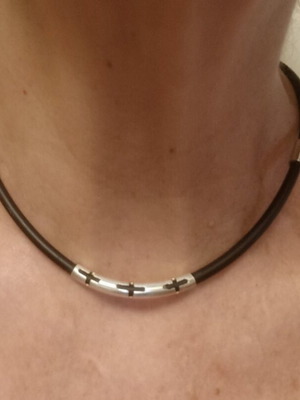 Κολιέ unisex τύπου choker με ασημένια μοτίφ σταυρού, σαν καινούργιο