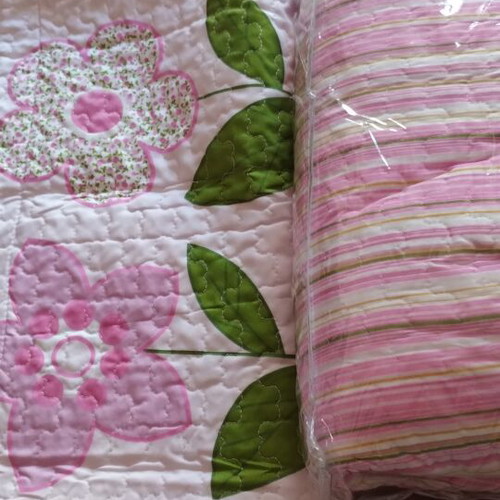 Quilt and decorative pillowcase for single bed
