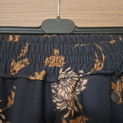 BSB pants like new with elastic waist and floral pattern