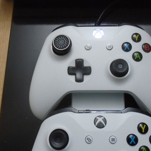 Xbox One S console 500GB like new with 2 wireless joysticks and Plants vs. Zombies