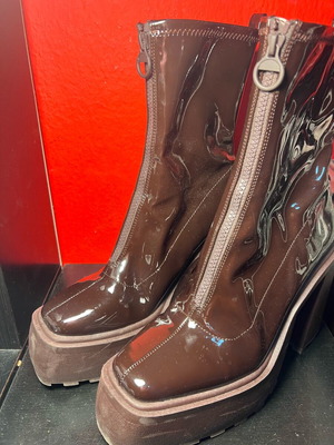 Bershka brown faux leather ankle boots like new with zipper and patent leather size 39