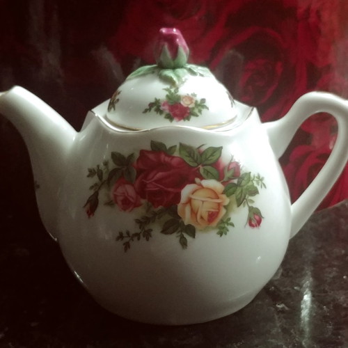 Royal Albert Old Country Roses bone china teapot new