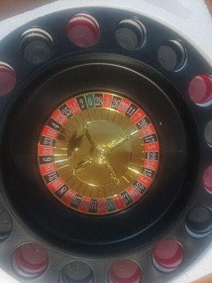 Roulette set with 16 numbered shot glasses