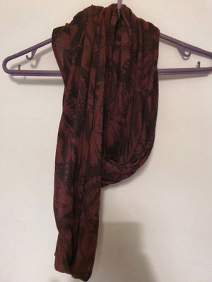 Scarf Bordeaux with black pattern