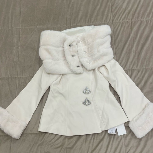 Ecru set new with skirt, top and detachable fur