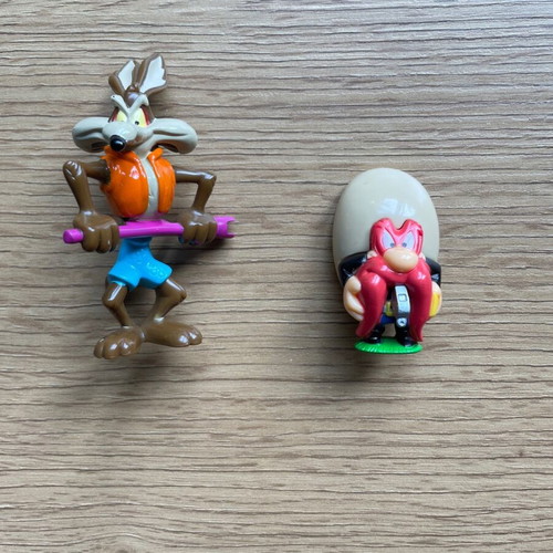 Фигури Kinder Surprise Maxi Looney Tunes Coyote и Yosemite Sam като нови