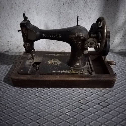 Antique sewing machines used, set of 3, decorative