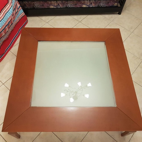 Solid coffee table like new with sandblasted glass 1x1