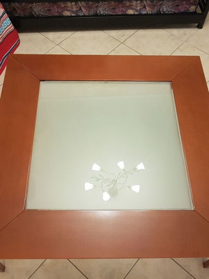 Solid coffee table like new with sandblasted glass 1x1