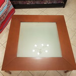 Solid coffee table like new with sandblasted glass 1x1