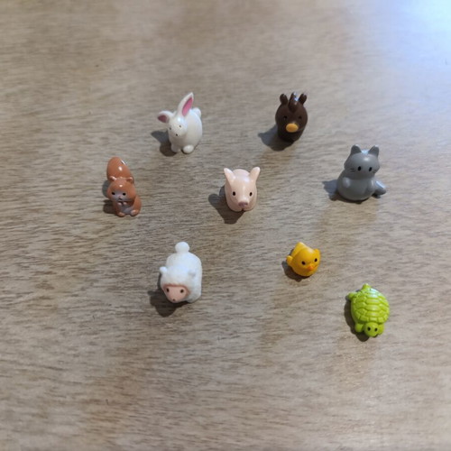 Small farm animal figures like new, set of 4 miniatures