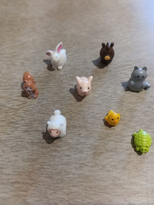 Small farm animal figures like new, set of 4 miniatures