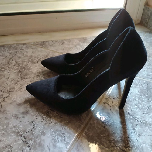 Velvet black pumps like new, sizes 37 and 38