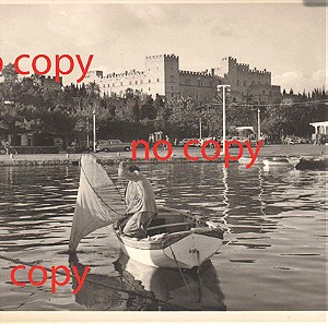 Ρόδος : Φωτογραφία Ασπρόμαυρη Παλιά (Ερασιτέχνης Ψαράς στο Παλιό Λιμάνι της Ρόδου και Φόντο το Παλάτι των Ιπποτών), Αυθεντική του 1950 - 1955, Διάστασης 18 Χ 13 εκατοστά.