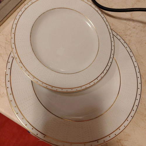 Ionia Silk shallow plates set like new, 18 pieces, large and small
