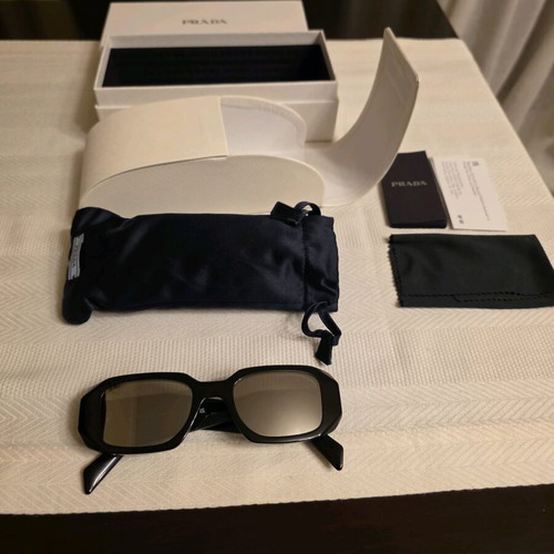 Prada sunglasses with silver mirror lens like new, black