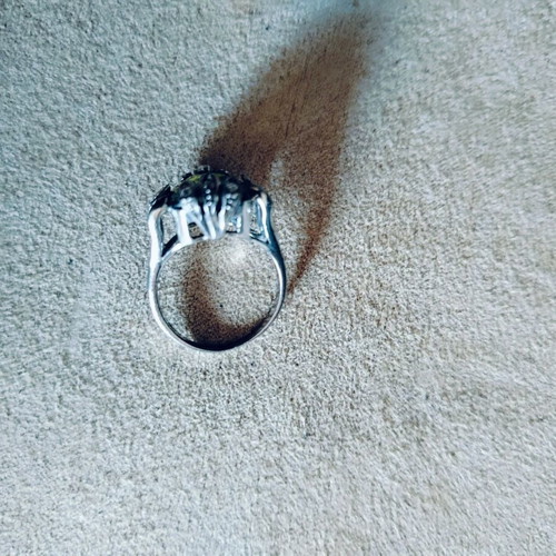 Silver ring like new with green crystal