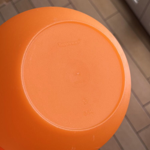 Tupperware 2.5 L like new