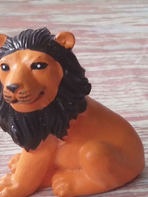 Vinyl lion figure 2004 used, height 7 cm