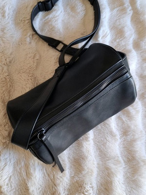 Black leather barrel shoulder bag like new