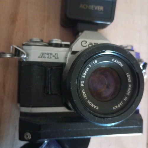 Canon AT-1 SLR μεταχειρισμένη με φακό Canon Lens FD 50mm 1:1.8, φλας Achiever και ιμάντα