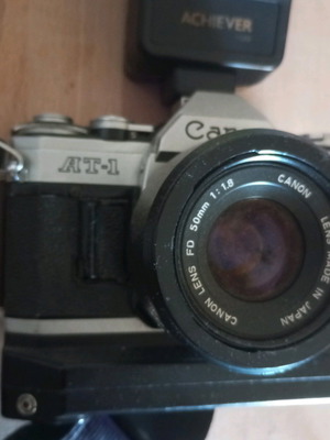 Canon AT-1 SLR μεταχειρισμένη με φακό Canon Lens FD 50mm 1:1.8, φλας Achiever και ιμάντα