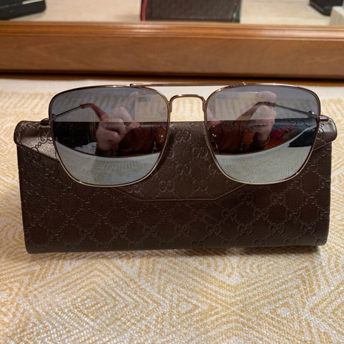Gucci sunglasses like new, silver mirror lenses with green and red details