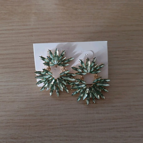 Earrings new with green stones and gold details