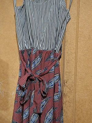 Women's dress striped with lachouria and bow at waist like new