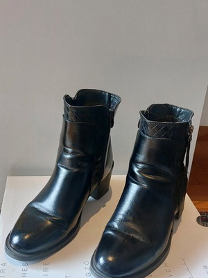 Black leather ankle boots like new with quilted detail