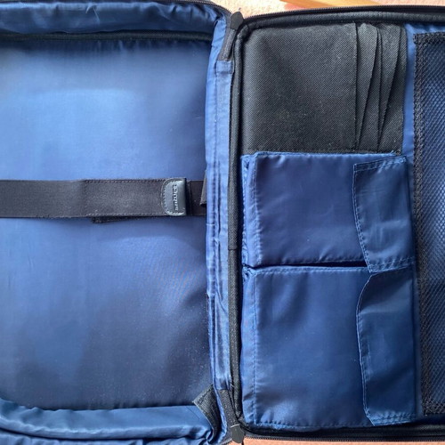 Targus Laptop Bag like new with multiple compartments
