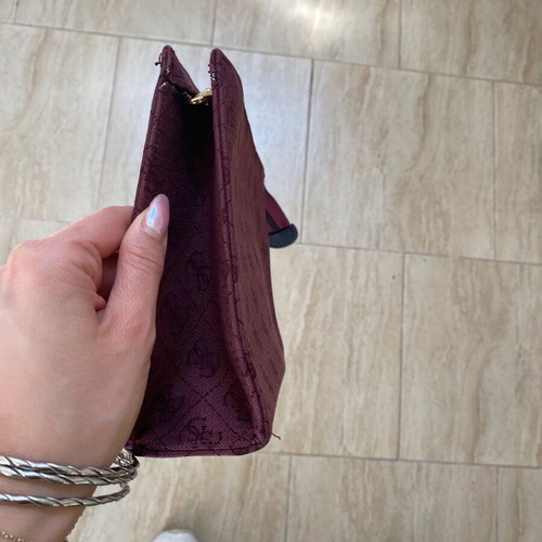 Τσαντάκι Guess μπορντώ αφόρετο, χειρός