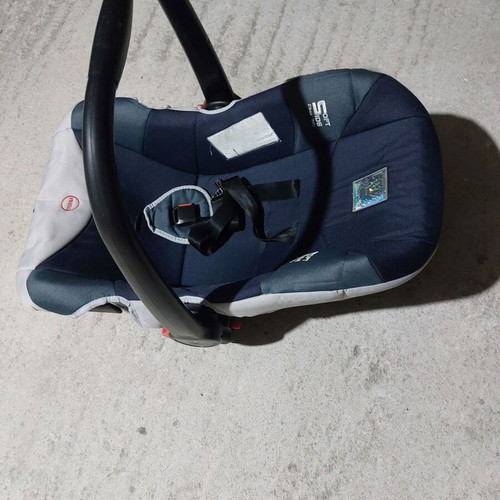 Baby car seat like new for newborn transport