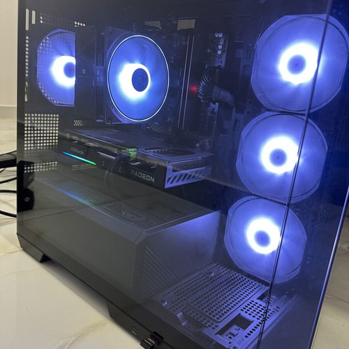 PC gaming with Ryzen 5 8400f, 32 GB RAM, 9060 XT, LG UltraGear 27 monitor