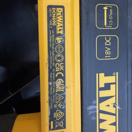 DeWalt DCN890 Concrete Nail Gun like new with 900 nails 3.5mm