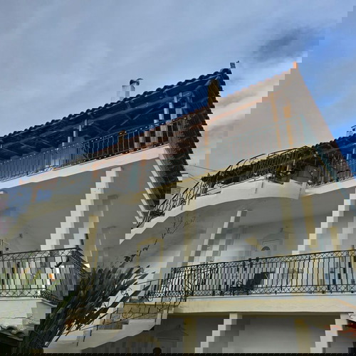 Επιπλωμένο διαμέρισμα 2ου ορόφου σε μονοκατοικία 100τμ στην Αρτέμιδα με θέα θάλασσα