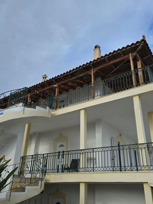 Επιπλωμένο διαμέρισμα 2ου ορόφου σε μονοκατοικία 100τμ στην Αρτέμιδα με θέα θάλασσα