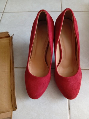 Red Kastoria Pumps Size 39 Like New, 9 cm Heel