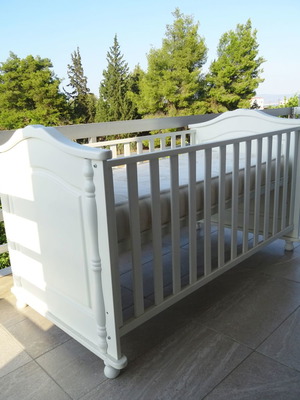 Παιδική κούνια-κρεβάτι με στρώμα, ρυθμιζόμενα κάγκελα, λευκό ξύλο οξιάς