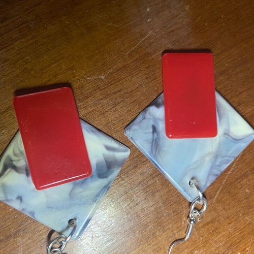 Light plastic earrings new, simple and discreet