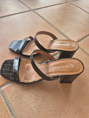 Women's black mules with croc texture, square toe and mid block heel like new