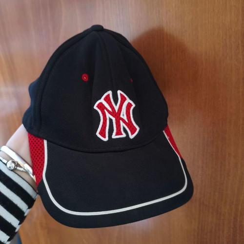 New Era New York Yankees MLB cap size 58cm like new black red