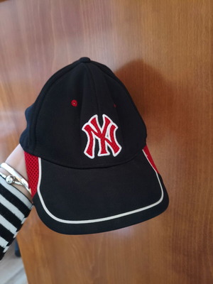 New Era New York Yankees MLB cap size 58cm like new black red