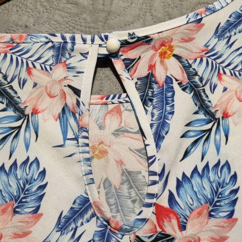 Floral top like new, cool fabric, volants on sleeves and hem, Doretta S